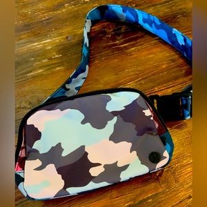 Lululemon Heritage camo guava pink 1L everywhere bag